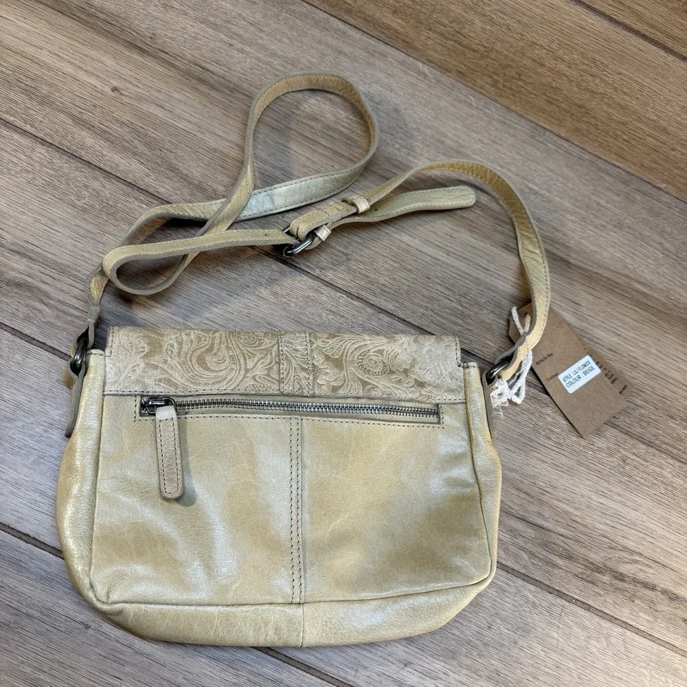 NWT New Wild West Los Angeles‎ Lili Flower Leather Beige Crossbody Bag Embossed